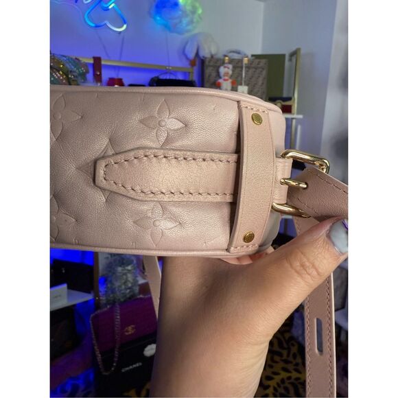 LOUIS VUITTON Lambskin Embossed Monogram Fall In Love Sac Coeur Light Pink - Picture 7 of 15